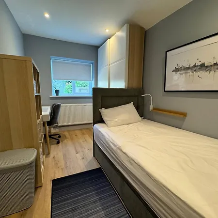 4 Bedroom Lounge In Leafy - June Sale *