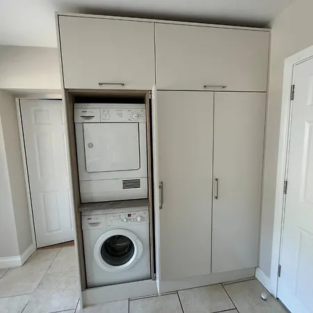 4 Bedroom Lounge In Leafy - June Sale