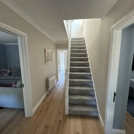 4 Bedroom Lounge In Leafy - June Sale * Foxrock