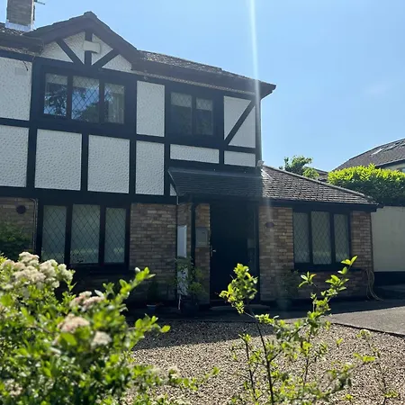 Prázdninový dům 4 Bedroom Lounge In Leafy - June Sale *
