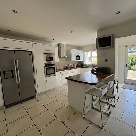 4 Bedroom Lounge In Leafy - June Sale