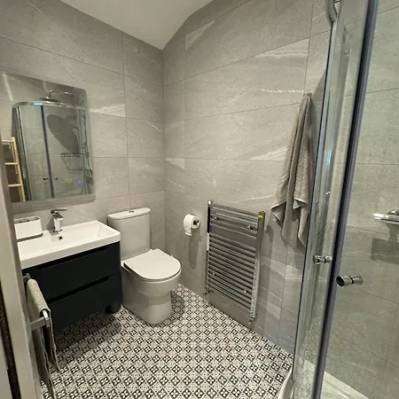 4 Bedroom Lounge In Leafy - June Sale Foxrock