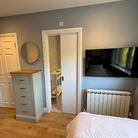 4 Bedroom Lounge In Leafy - June Sale *
